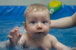 Schwimmbecken für Babys - frühes Schwimmen Schwimmbecken für Babys - frühes Schwimmen