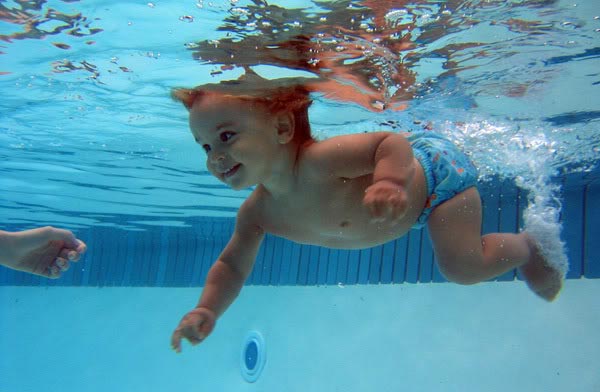 Schwimmbecken für Babys - frühes Schwimmen