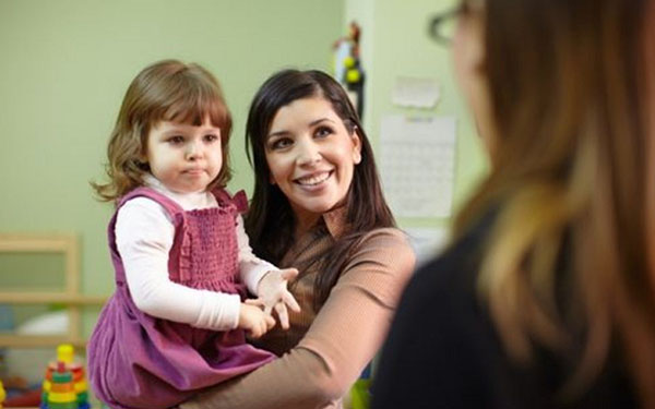 Alltag des Kindergartens: Wie man einen Dialog mit dem Erzieher führt