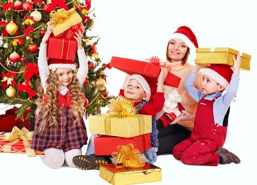 Familie in der Nähe des Weihnachtsbaumes
