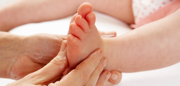 Baby Fußmassage: Auf Ihr Baby aufpassen