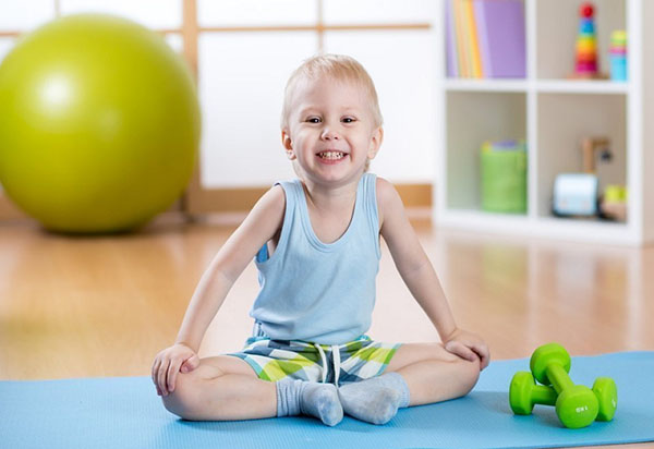 Yoga spielen: Drei nützliche Übungen für das Kind