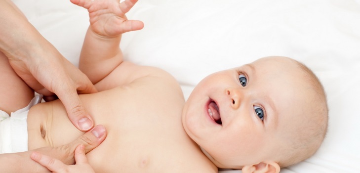 Wie man ein Baby massiert