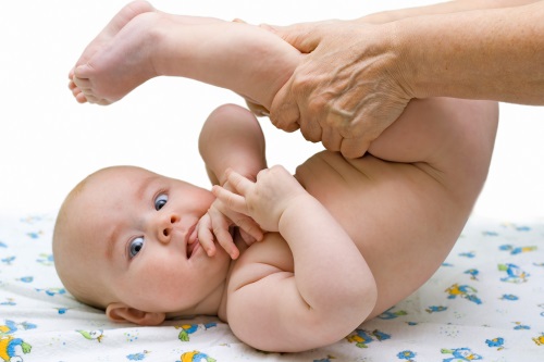 Wie man ein Baby massiert