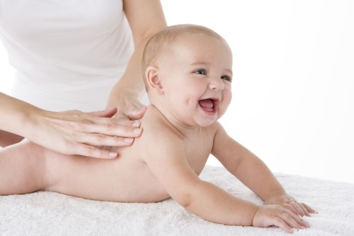 Wie man ein Baby massiert