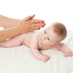 Wie man eine Babymassage macht Wie man eine Babymassage macht