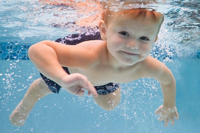 Wie man ein Kind schwimmt