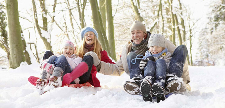 Wie im Winter nicht zu frieren - muss für Spaziergänge mit Kindern in der kalten Jahreszeit haben
