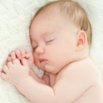 Wie man das Baby zum Schlafen bringt Wie man das Baby zum Schlafen bringt