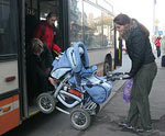 Ein Kinderwagen oder eine Schlinge? Ein Kinderwagen oder eine Schlinge?