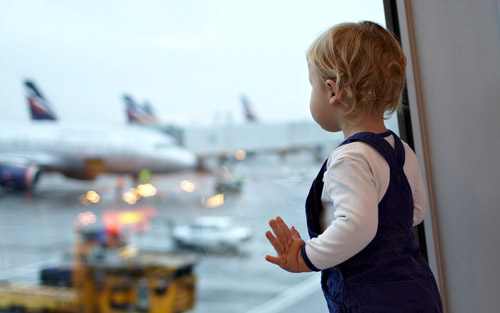 Ein kleines Kind im Flugzeug: Ratschläge von erfahrenen Eltern