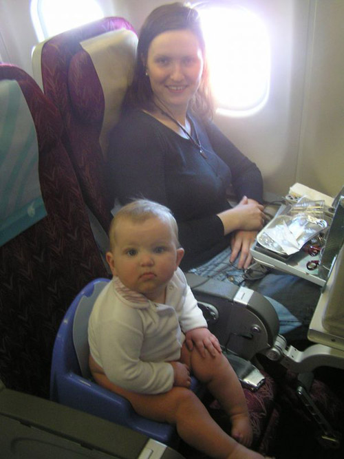 Ein kleines Kind im Flugzeug: Ratschläge von erfahrenen Eltern