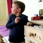 Ein kleines Kind stiehlt: was tun?