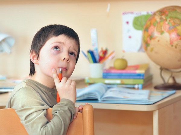 Neskuchnaya-Studie: Wie man den Arbeitsplatz des Schülers richtig ausstattet