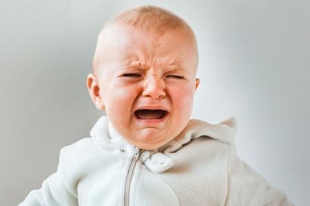 Das Baby weint, wenn es aufwacht