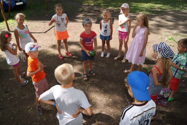 Bewegende Spiele für Kinder unter freiem Himmel