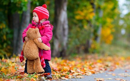 Kinder auf einem Spaziergang photo