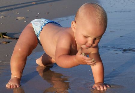 Ein Kind geht am Strand spazieren
