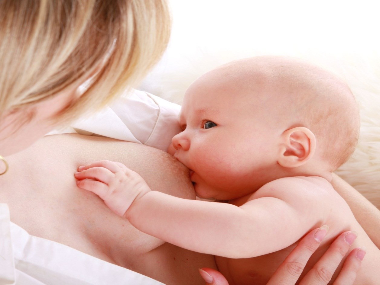 Mutter füttert das Baby