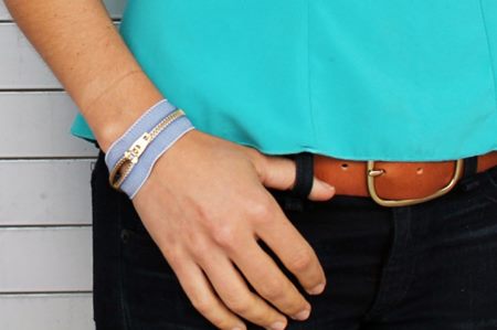 Armband für Jeans sieht auf dem Arm stilvoll aus
