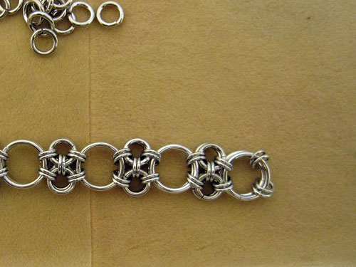 Der Anfang des Armbandes und der Anfang jedes Abschnitts