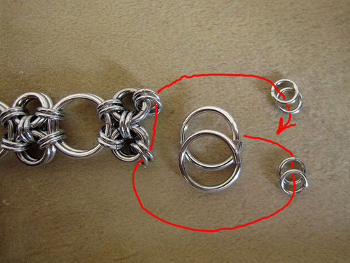 Befestigen Sie die zwei großen Ringe an den vier kleinen