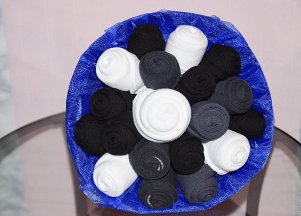 Wie man einen Strauß von Socken für Männer macht