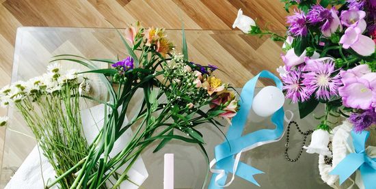 Wähle Blumen für den Blumenstrauß