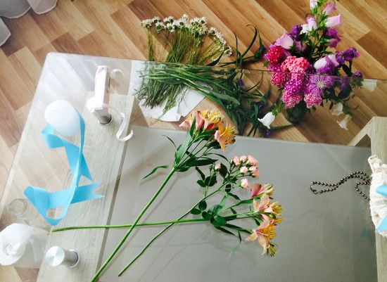 Kombination von Alstroemeria und einer kleinen Rose für einen Strauß