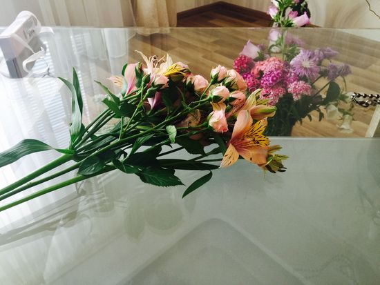 Alstroemeria und eine kleine Rose für einen Blumenstrauß kombinieren