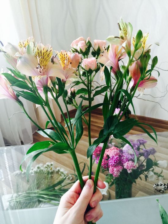 Wir legen Blumen in einen Strauß
