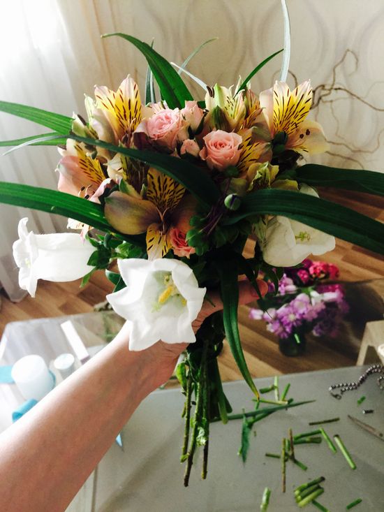 Einen Blumenstrauß mit einem Band befestigen