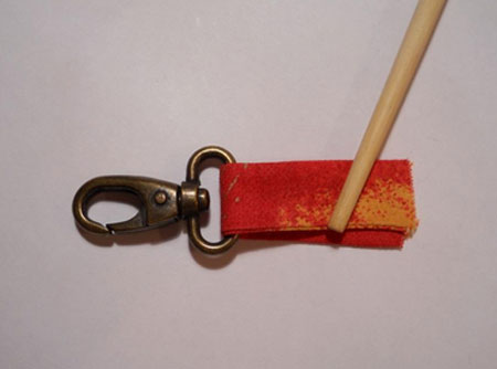 Kleide den Karabiner ein 