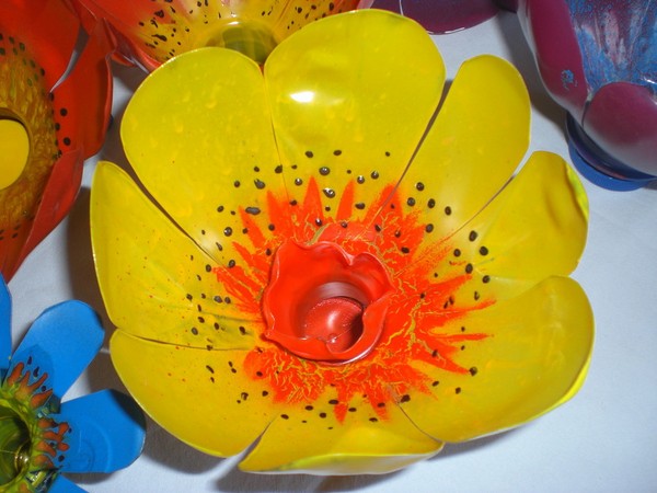 Blumen aus Plastikflaschen: eine Meisterklasse für die Herstellung von Kunsthandwerk mit eigenen Händen