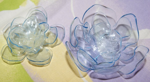 Blumen aus Plastikflaschen: eine Meisterklasse für die Herstellung von Kunsthandwerk mit eigenen Händen