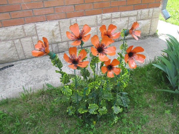 Blumen aus Plastikflaschen: eine Meisterklasse für die Herstellung von Kunsthandwerk mit eigenen Händen