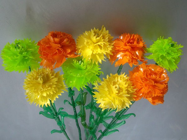 Blumen aus Plastikflaschen: eine Meisterklasse für die Herstellung von Kunsthandwerk mit eigenen Händen
