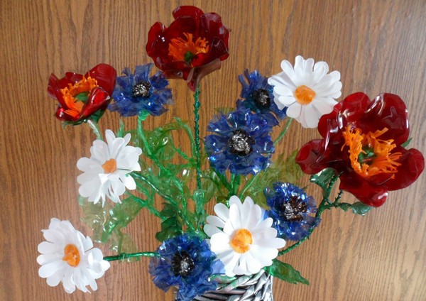 Blumen aus Plastikflaschen: eine Meisterklasse für die Herstellung von Kunsthandwerk mit eigenen Händen