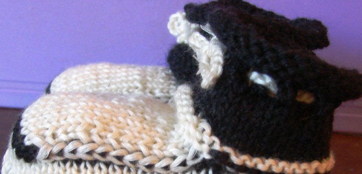 Schwarze und weiße Booties mit Stricknadeln für den Sommer