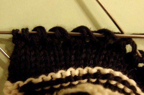 Schwarze und weiße Booties mit Stricknadeln für den Sommer