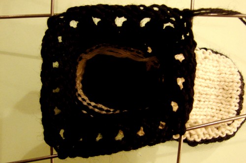 Schwarze und weiße Booties mit Stricknadeln für den Sommer