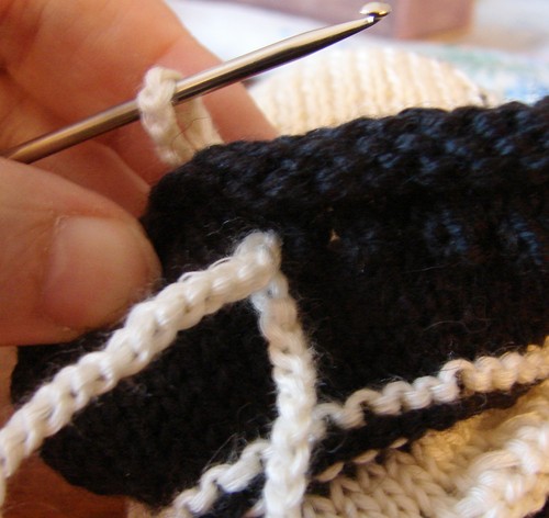 Schwarze und weiße Booties mit Stricknadeln für den Sommer