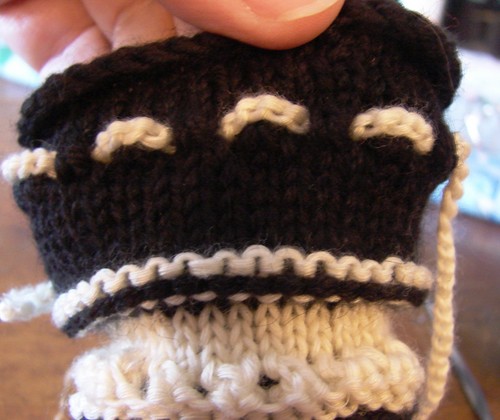 Schwarze und weiße Booties mit Stricknadeln für den Sommer
