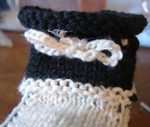 Schwarze und weiße Booties mit Stricknadeln für den Sommer