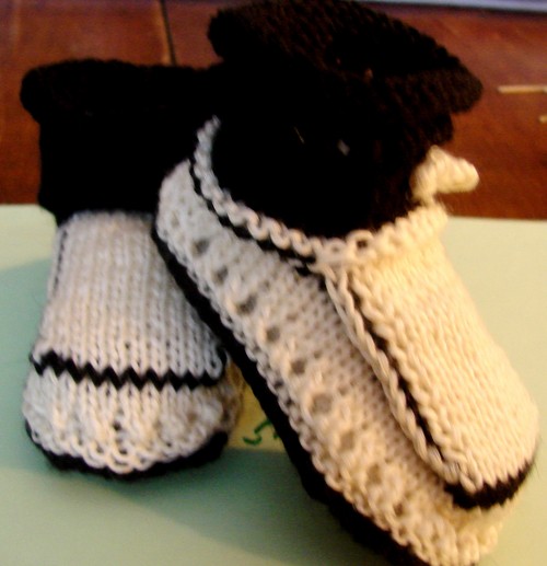 Schwarze und weiße Booties mit Stricknadeln für den Sommer