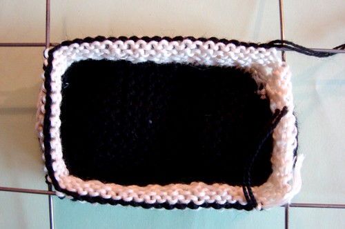 Schwarze und weiße Booties mit Stricknadeln für den Sommer