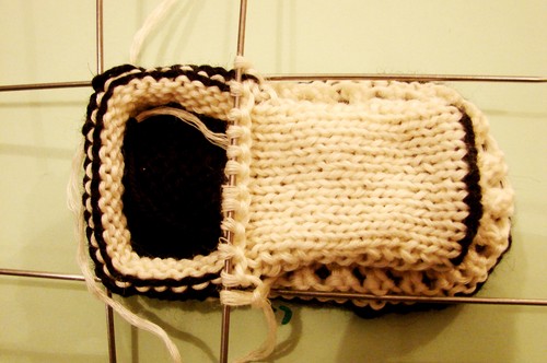 Schwarze und weiße Booties mit Stricknadeln für den Sommer
