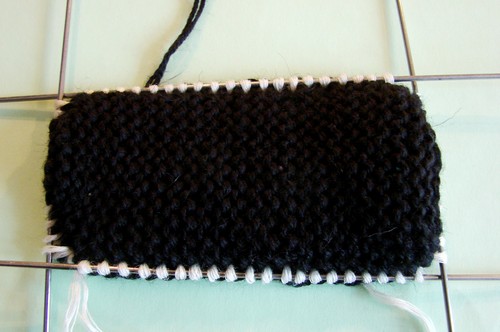 Schwarze und weiße Booties mit Stricknadeln für den Sommer