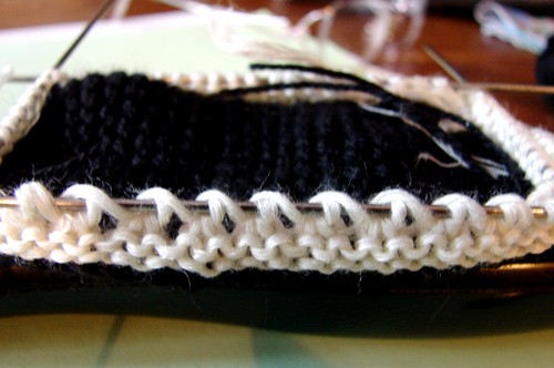 Schwarze und weiße Booties mit Stricknadeln für den Sommer