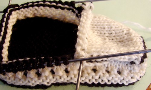 Schwarze und weiße Booties mit Stricknadeln für den Sommer